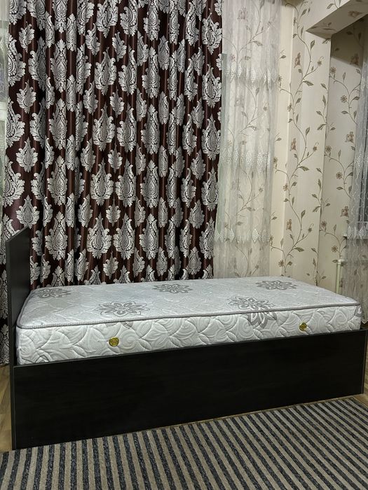Продаю стол и кровать односпальную с матрасом