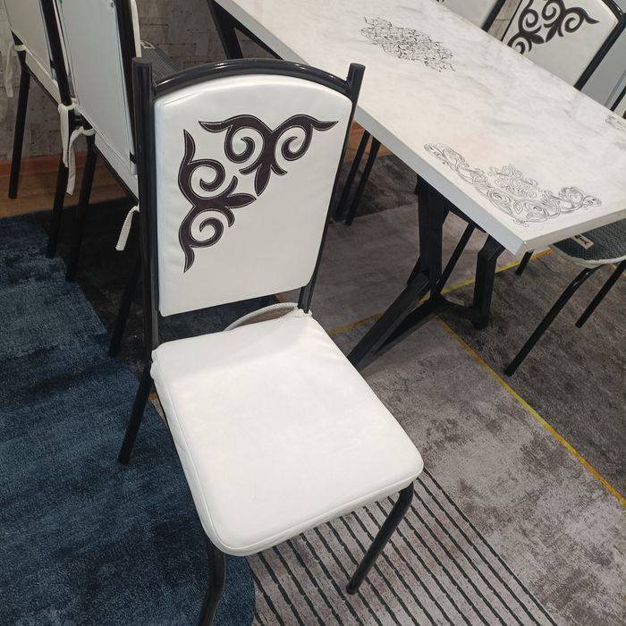 Продам стол и стулья