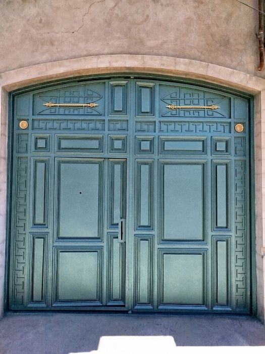 Дарвоза ва решотка сепамиз.