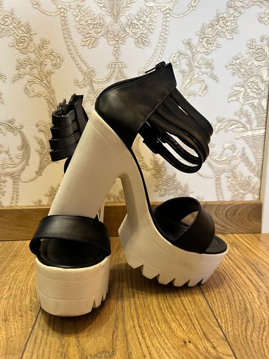 Дамски сандали на ток