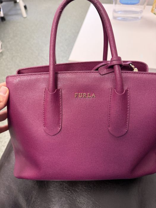 Продавам чанта “Furla” от естествена кожа. Чантата е мн запазвна