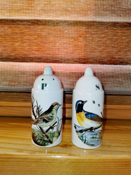 Порцеланов комплект сет сол и пипер солница и пиперик ръчно рисувани.