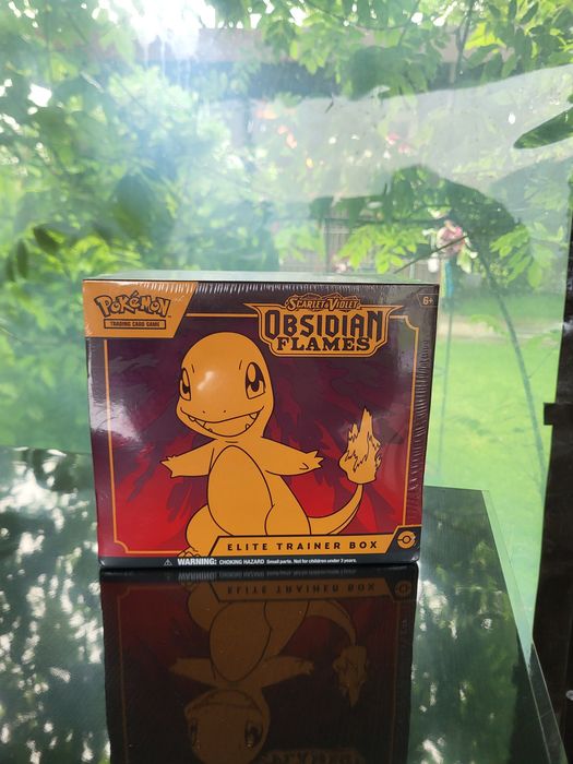 Elite Trainer Box din extensia Pokemon TCG: Scarlet & Violet—Obsidian Flames