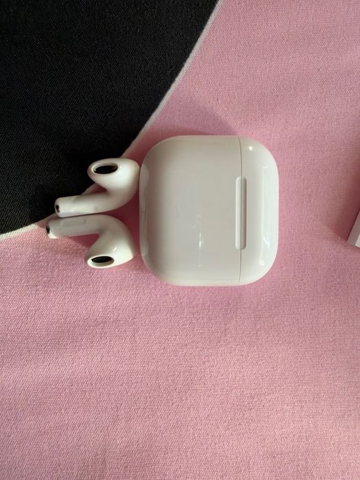 Apple AirPods 4 с Active Noise Cancellation (ANC)