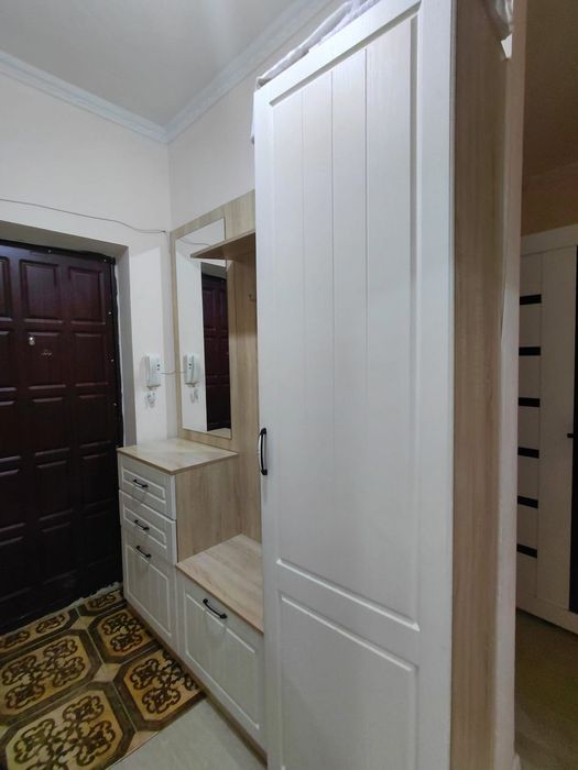 Прихожая сатамын  түсі ақ