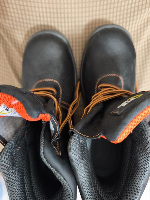 Продам спец ботинки новые размер 42