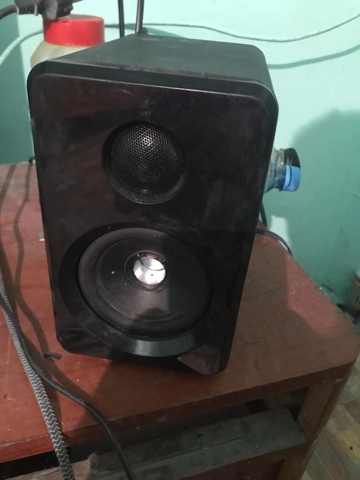 Vand boxa audio de studio