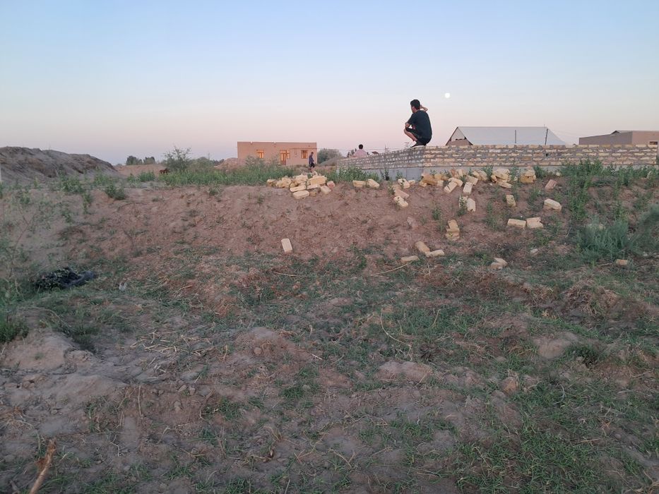 Жой урни сотилоди 400 кв