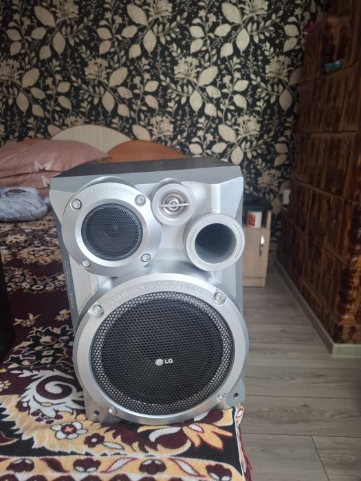 Vind 2 boxe Lg Lms 1050 200w prg 4 ohmi in stare foarte buna