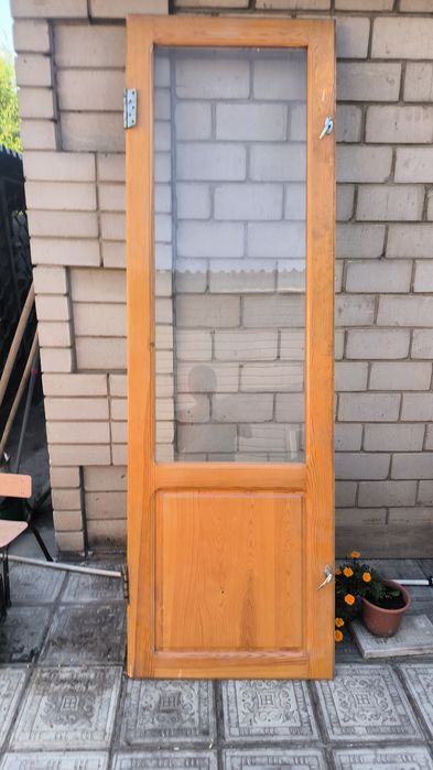 Продам двери деревянные б/у