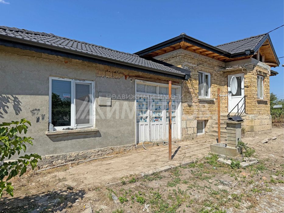 Продава се самостоятелна тухлена къща в гр. Плиска с двор близо 2 дка.