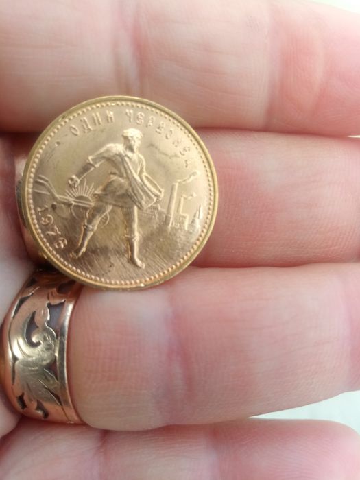 Vând moneda de aur.