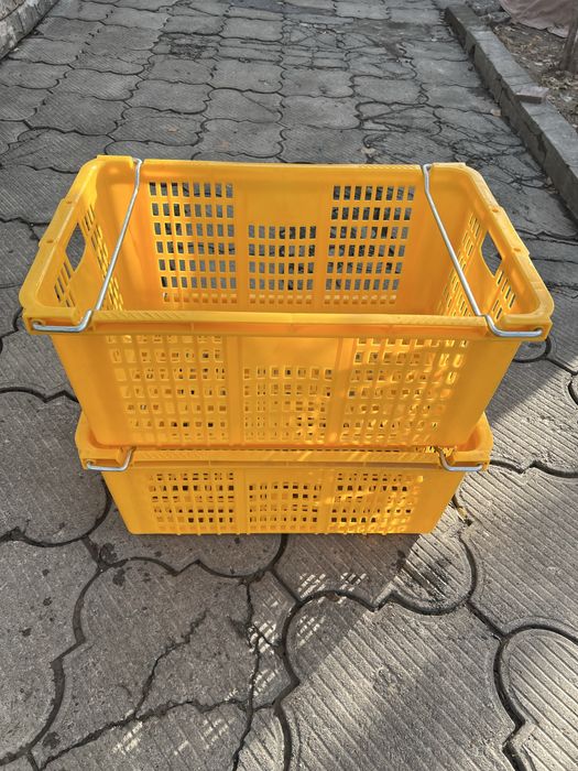 Пластмассовый ящики с железными ручками. Размеры 70-45/32 см