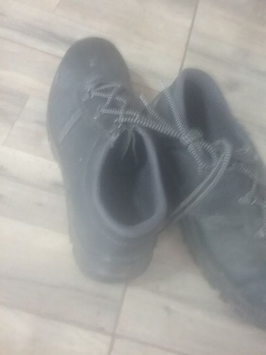 Se  vinde  pantofi  cu protecție  metalică.