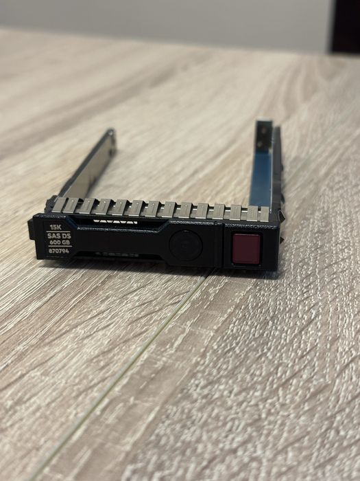 Продавам оригинално HPE 2.5” SFF SAS Drive Caddy / HDD Tray