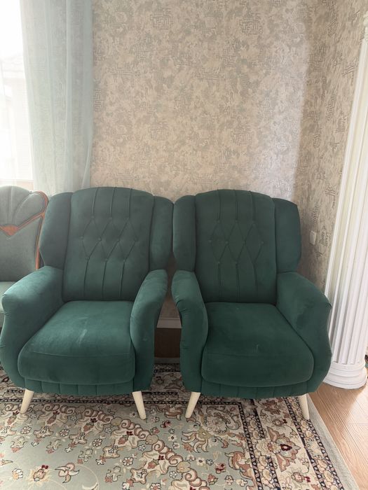 Диван с двумя креслами