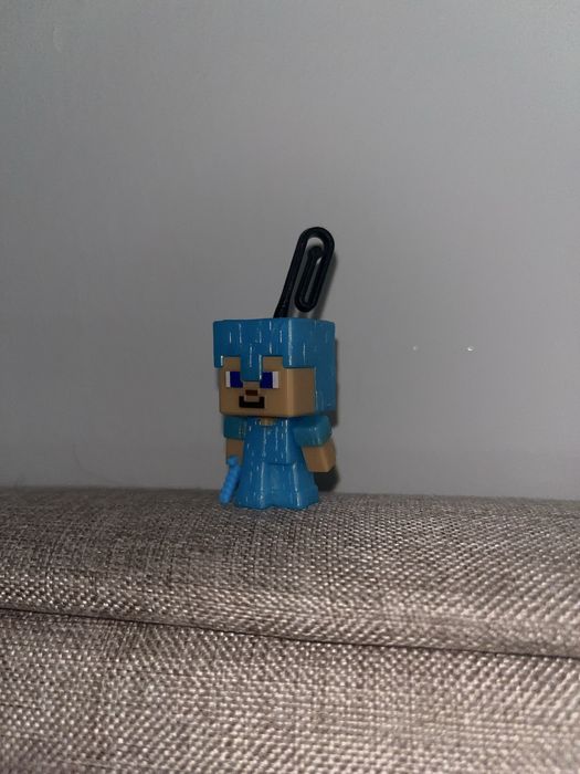 Стив в алмазной броне из "Kinder joy mincraft"