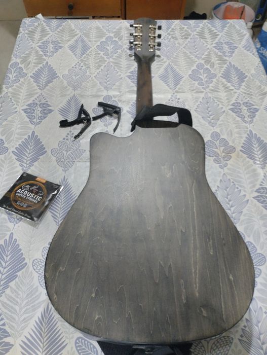 Продам гитару 15000 тенге