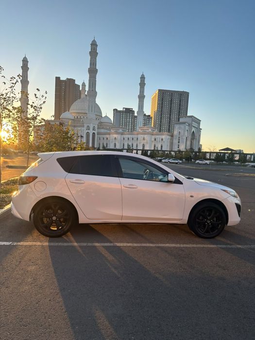 Mazda 3 2010 хэтчбэк