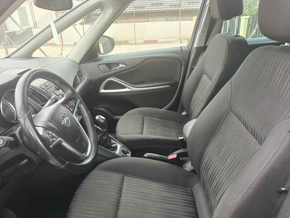 Vând Opel Zafira C
