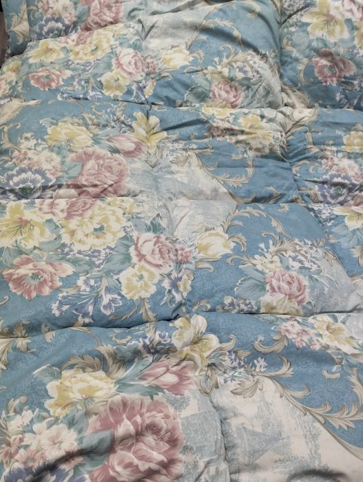 Одеяло пухо- перьевое,шторы