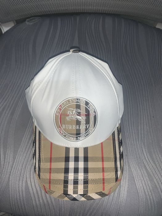 Кепка Burberry.