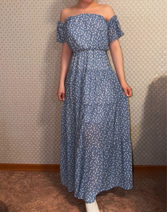 Длинное платье с открытыми плечами