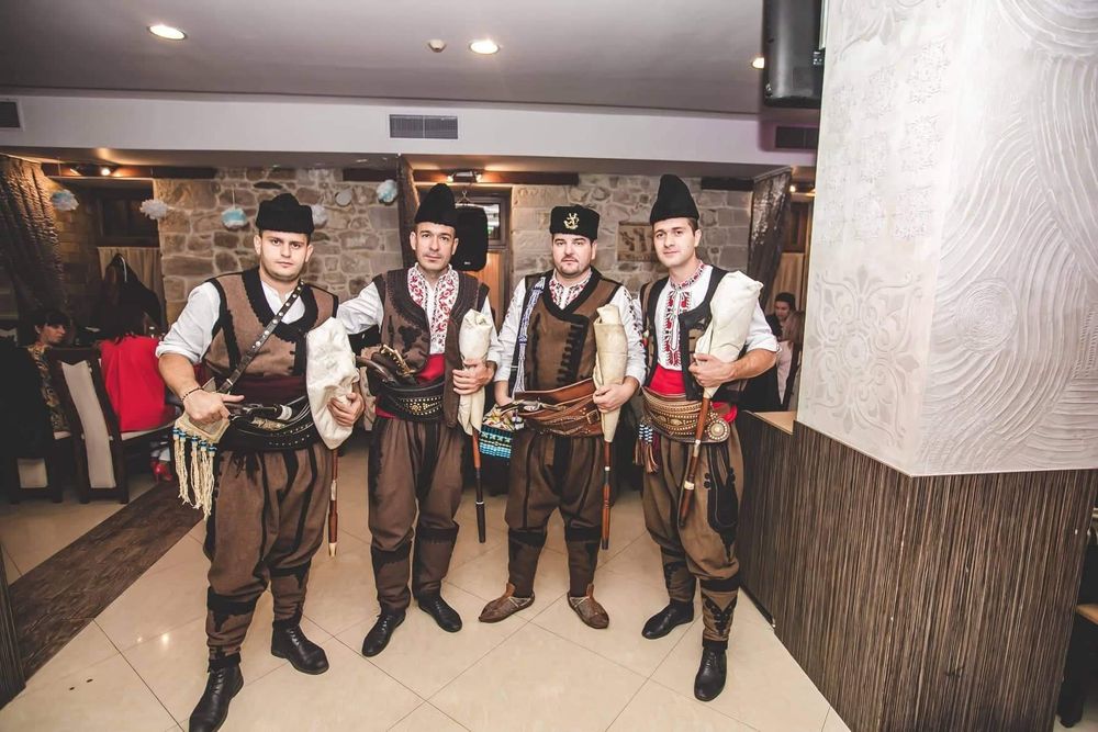 Гайдари/Тъпани/Певица/Певец