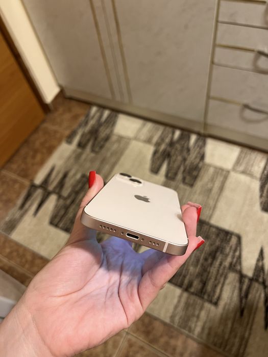 Iphone 13 de culoare roz