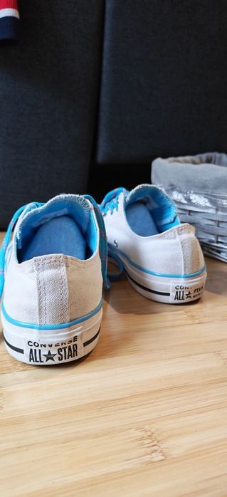 Converse mărimea 39