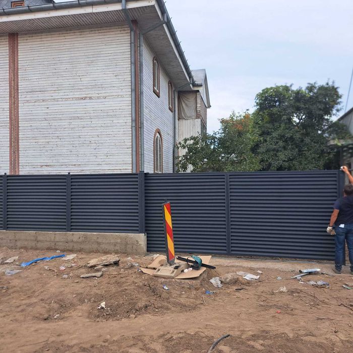 Garduri din panouri stil jaluzele, sipca metalica, tabla, plasa si BCA