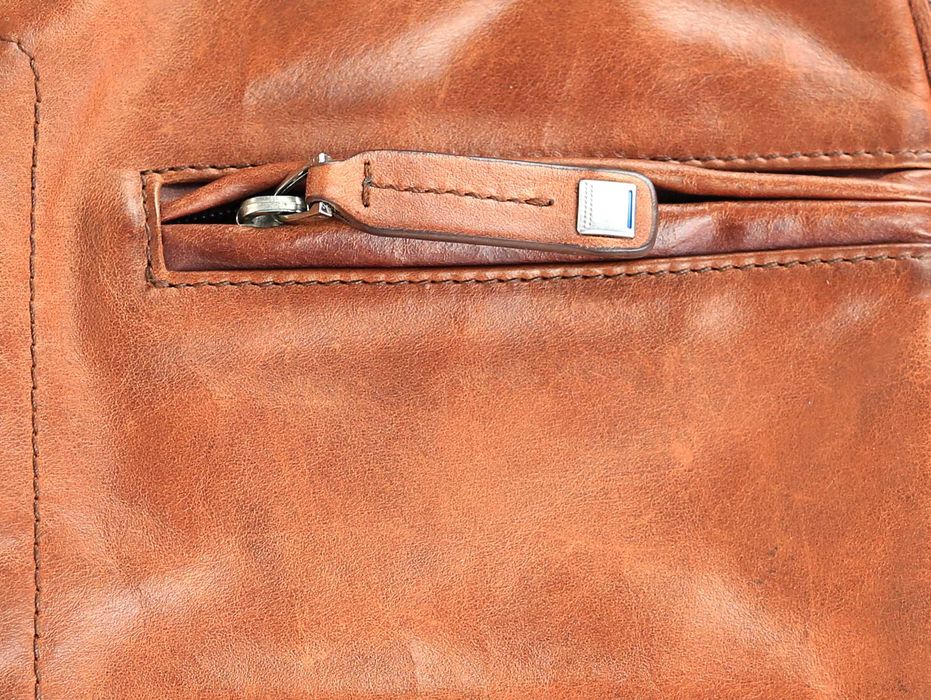 Нова разкошна мъжка кожена чанта на италианската марка Piquadro.