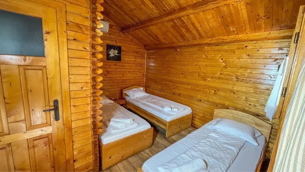 Complex turistic cabane – 27 locuri • piscină • teren 3.000 mp