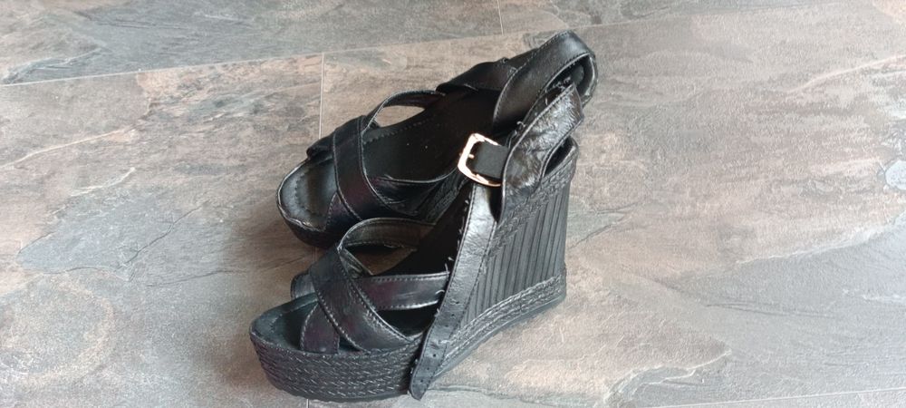 Обувки и сандали на платформа