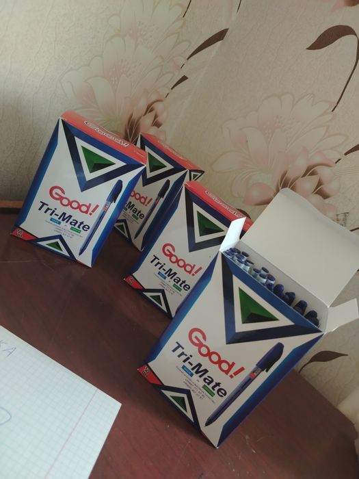 Белая шариковая ручка с синим колпачком — надёжность, проверенная врем