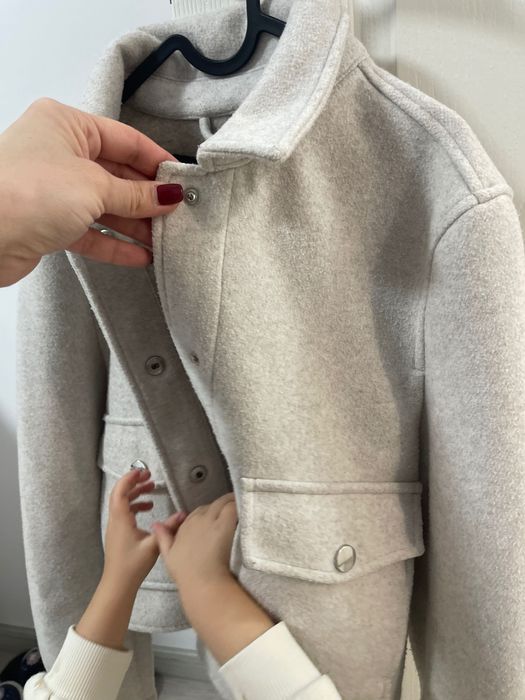 Късо палто Stradivarius