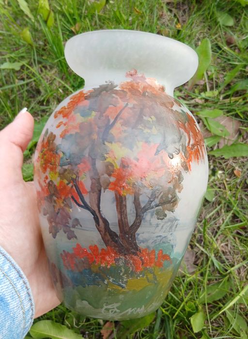 Vaza flori pictata manual motive tomnatice semnata, sticla mata, cel mai probabil Franta