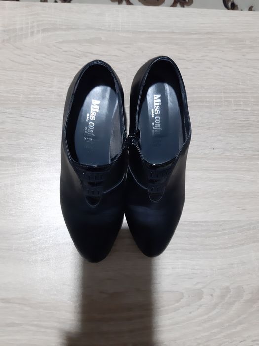 Pantofi cu toc negri