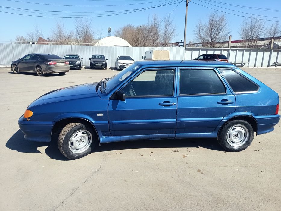 Машина ВАЗ 2114.