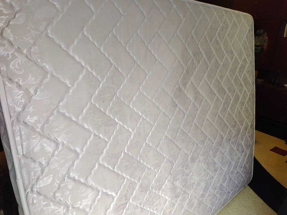 белый матрас хорошего качества