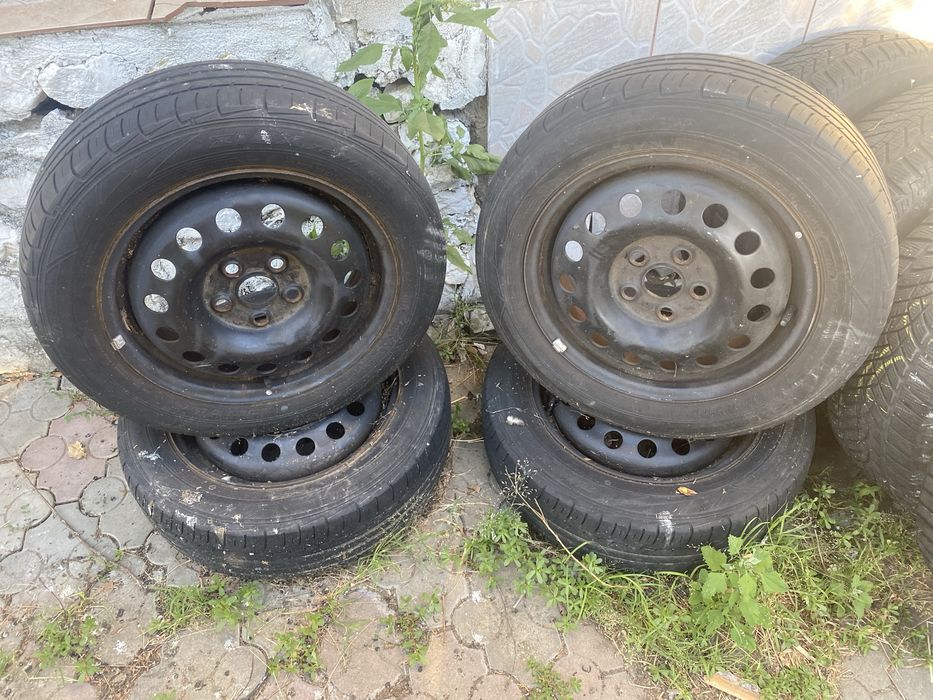 Vand roti cu  anvelope 195/60R16 in stare buna