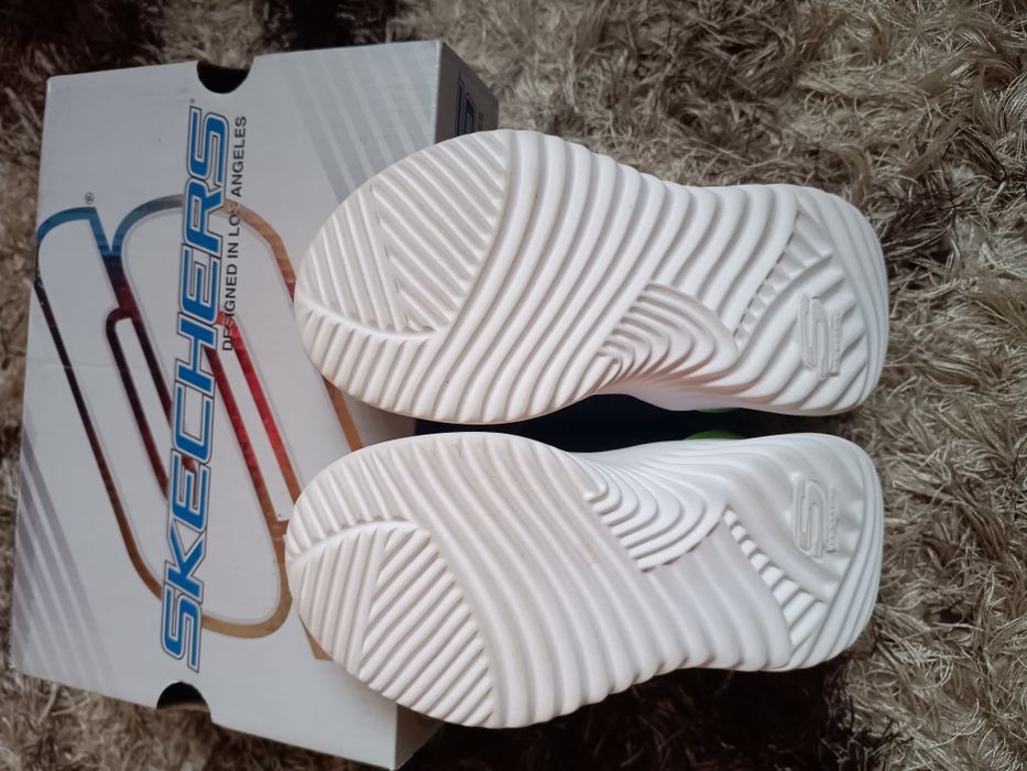 Vând adidasi skechers