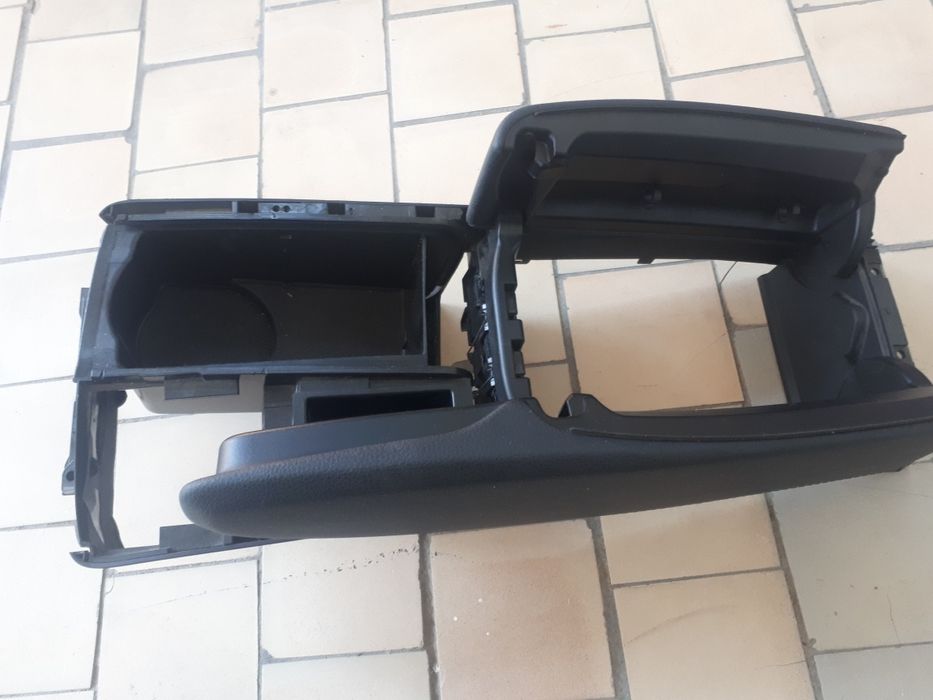 Продам верxную част кришк от бара подлокодника мерс w204 левая сторона