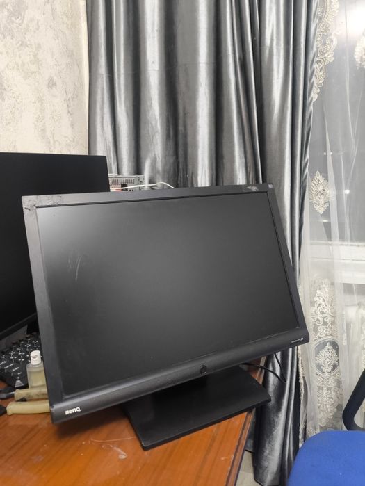 Продам монитор с проводами benq