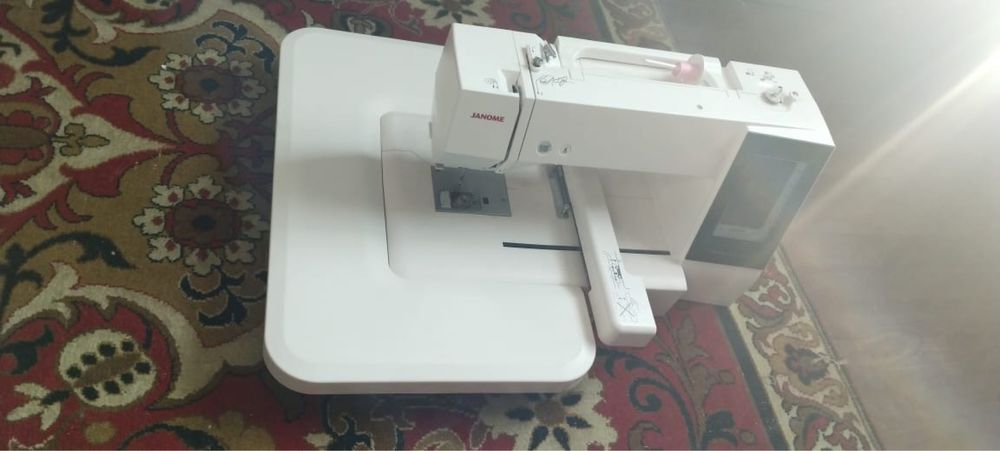Продам вышивальную машинку Janome