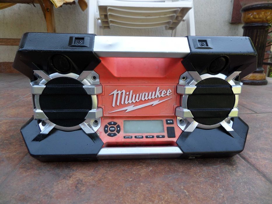 Radio santier Milwaukee C12-28 DCR perfect functional pe acumulatori si la priza