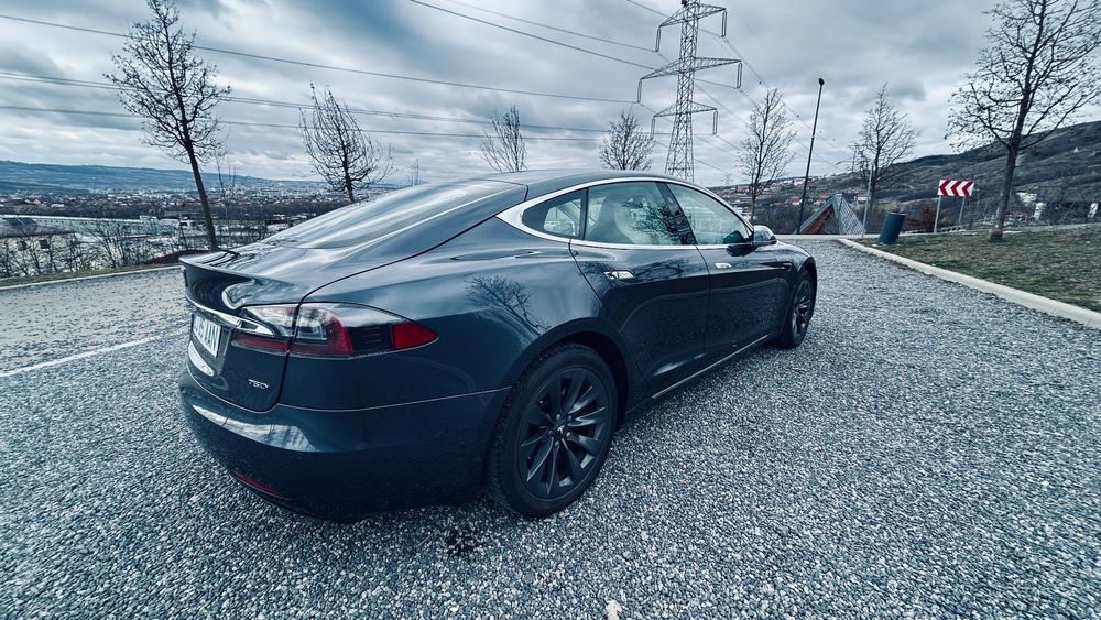 Tesla Model S Prim proprietar in Romania