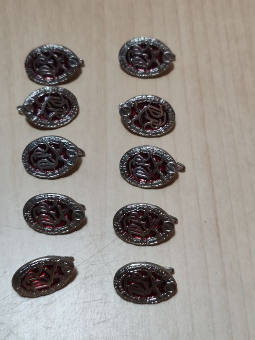 Vând lot 10 insigne vechi metalice – model oval, email roșu
