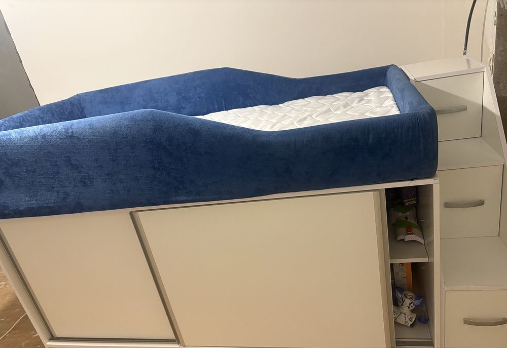 Pat tapitat pentru copii cu spatiu de depozitare