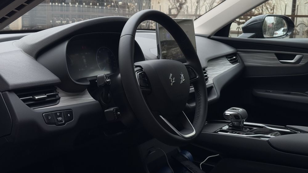 Hongqi E-QM5 16000$